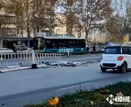 小米SU7失控撞护栏引热议，新能源车安全性遭质疑