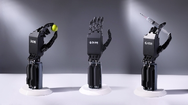 DexHand021 Pro：高性价比灵巧手重新定义AI+硬件深度融合